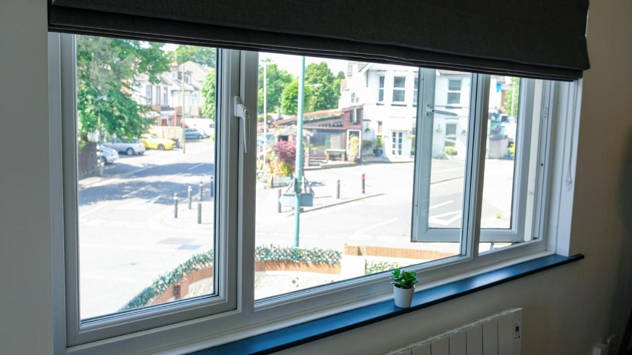 Intimate Entire Flat 9-Min Walk To Boscombe Beach 본머스 외부 사진
