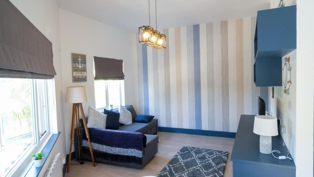 Intimate Entire Flat 9-Min Walk To Boscombe Beach 본머스 외부 사진