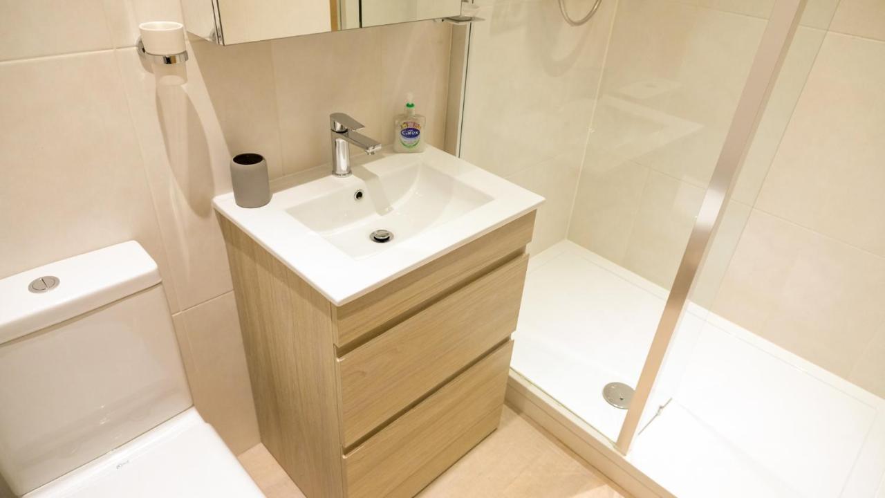 Intimate Entire Flat 9-Min Walk To Boscombe Beach 본머스 외부 사진